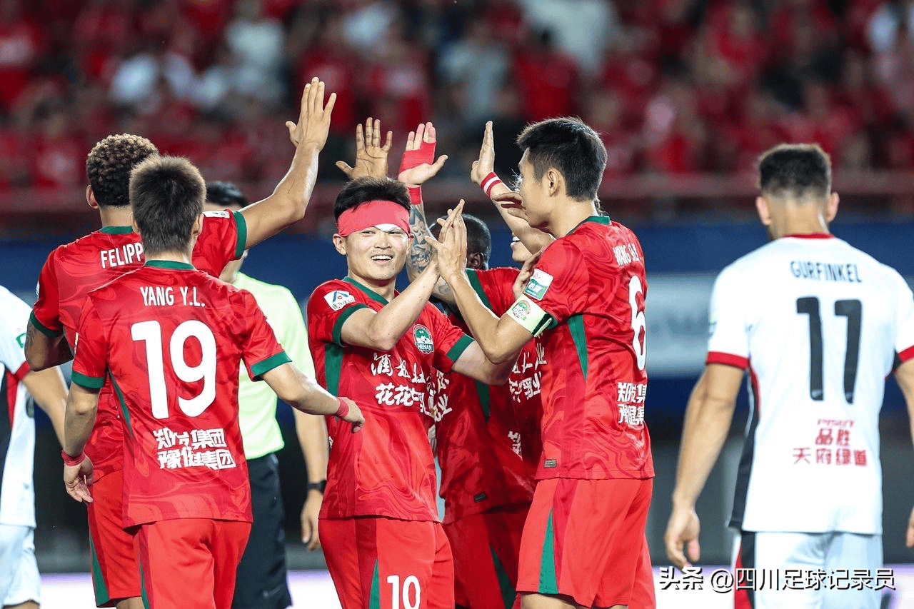 包含成都蓉城发布备战花絮，国际比赛日外线爆发，欧超杯任务艰巨，纪律约束更严格的词条